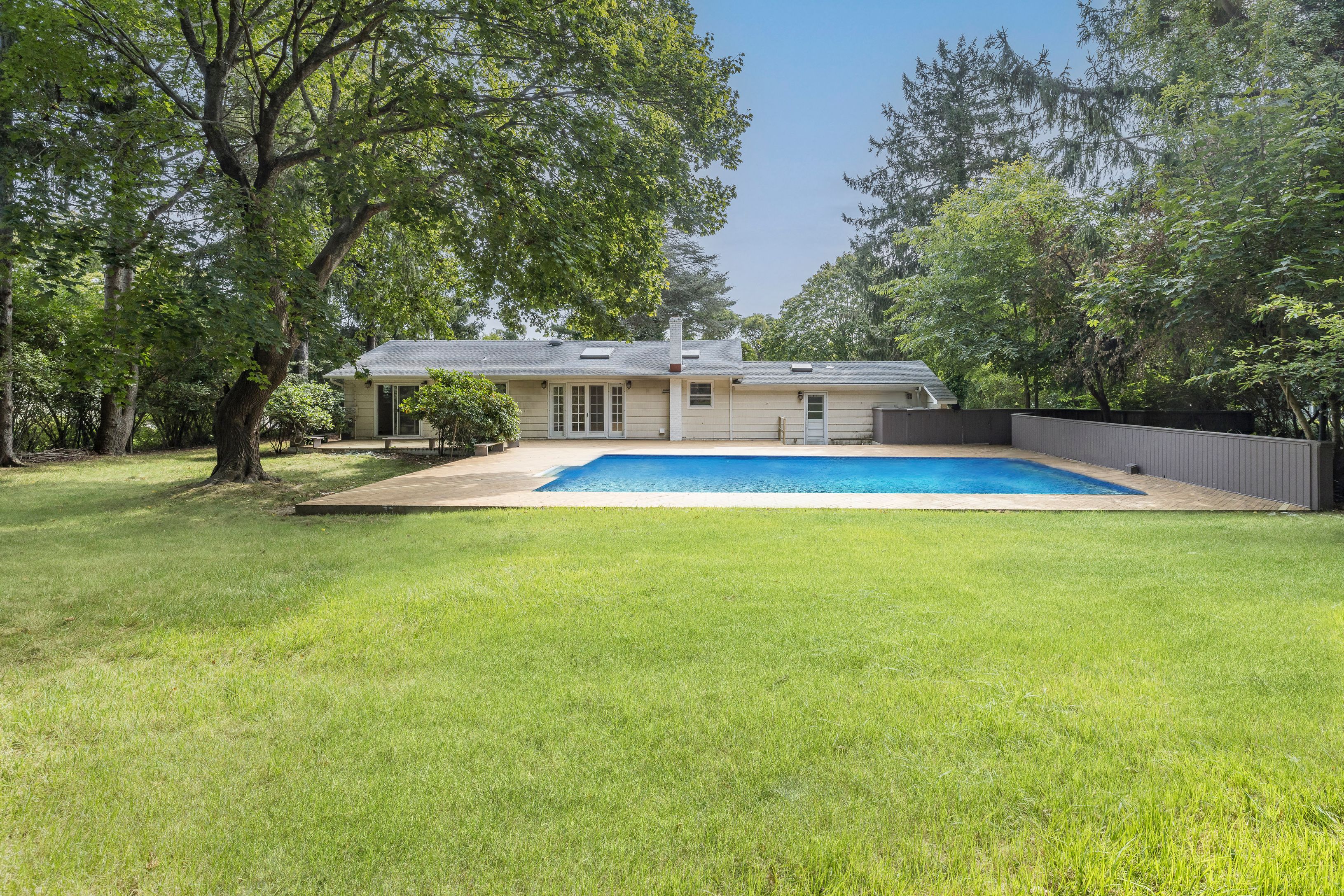 295 Tuckahoe Road Southampton, NY 11968 - Photo 5 of 18