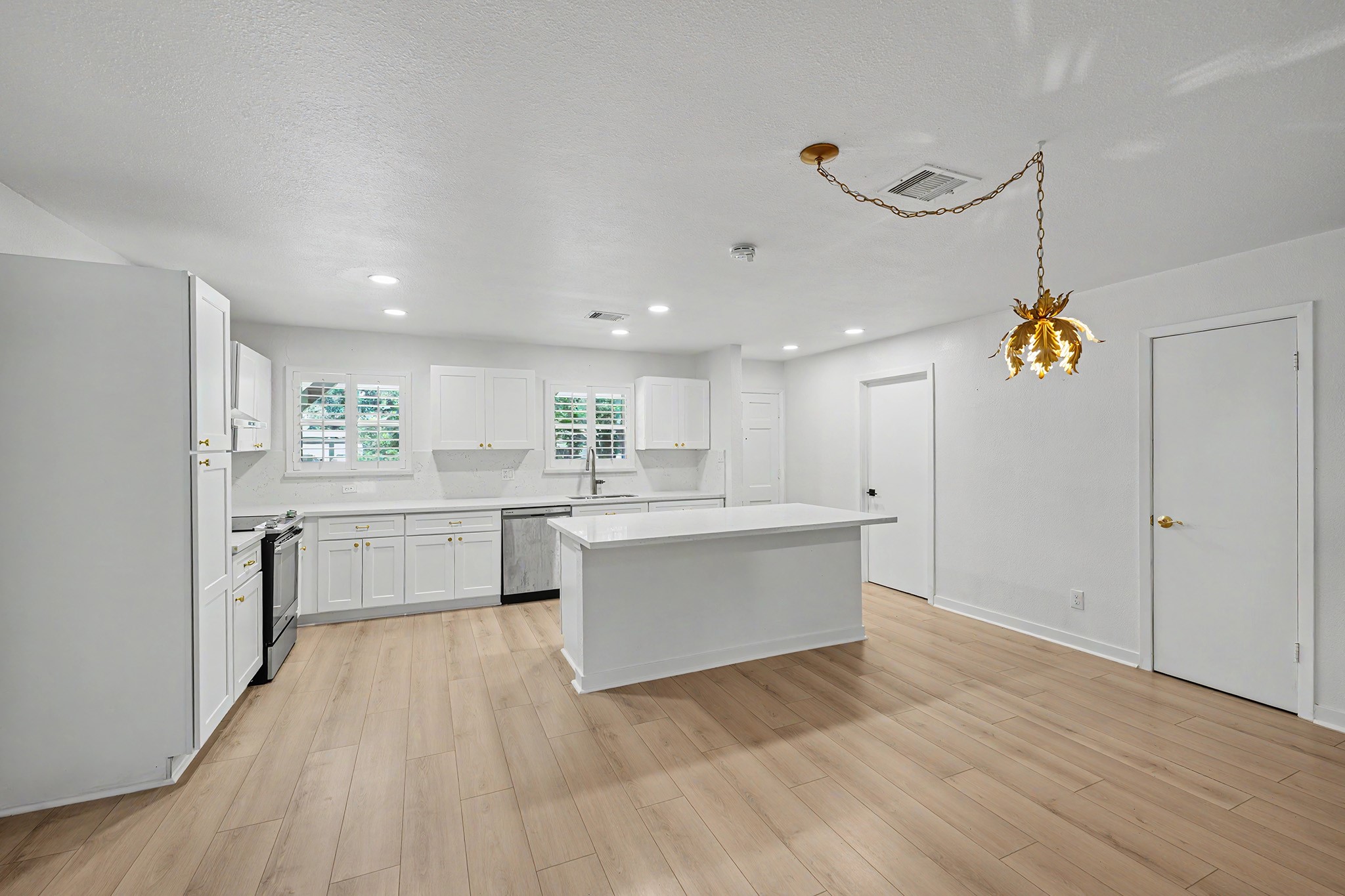 7007 Sharpview Drive Houston, TX 77074 - Photo 5 of 15