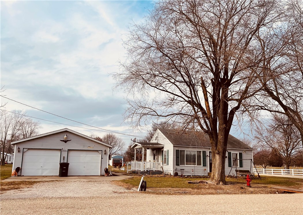 911 Ash Street Edgewood, IL 62426 - Photo 1 of 18