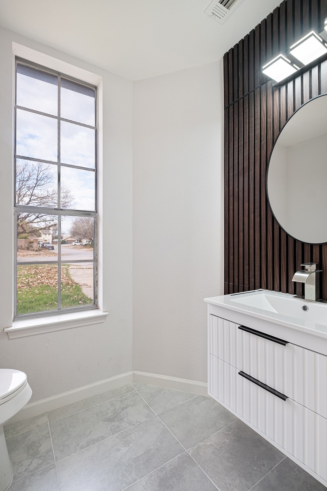 518 Tanner Trail Pflugerville, TX 78660 - Photo 15 of 32 a bathroom with a sink toilet and a mirror