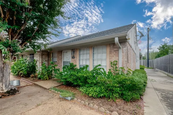 $1,400 | 1016 East Tri Oaks Lane, Unit 92, Houston, TX 77043