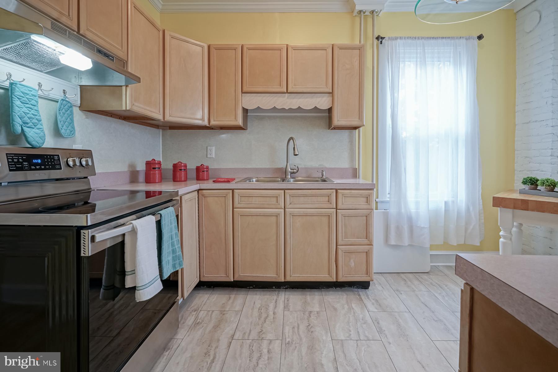 260 Shell Road Penns Grove, NJ 08069 - Photo 15 of 42 Maple cabinets and updated Flooring