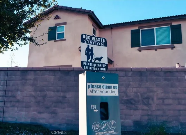 a sign that is on the wall of a building