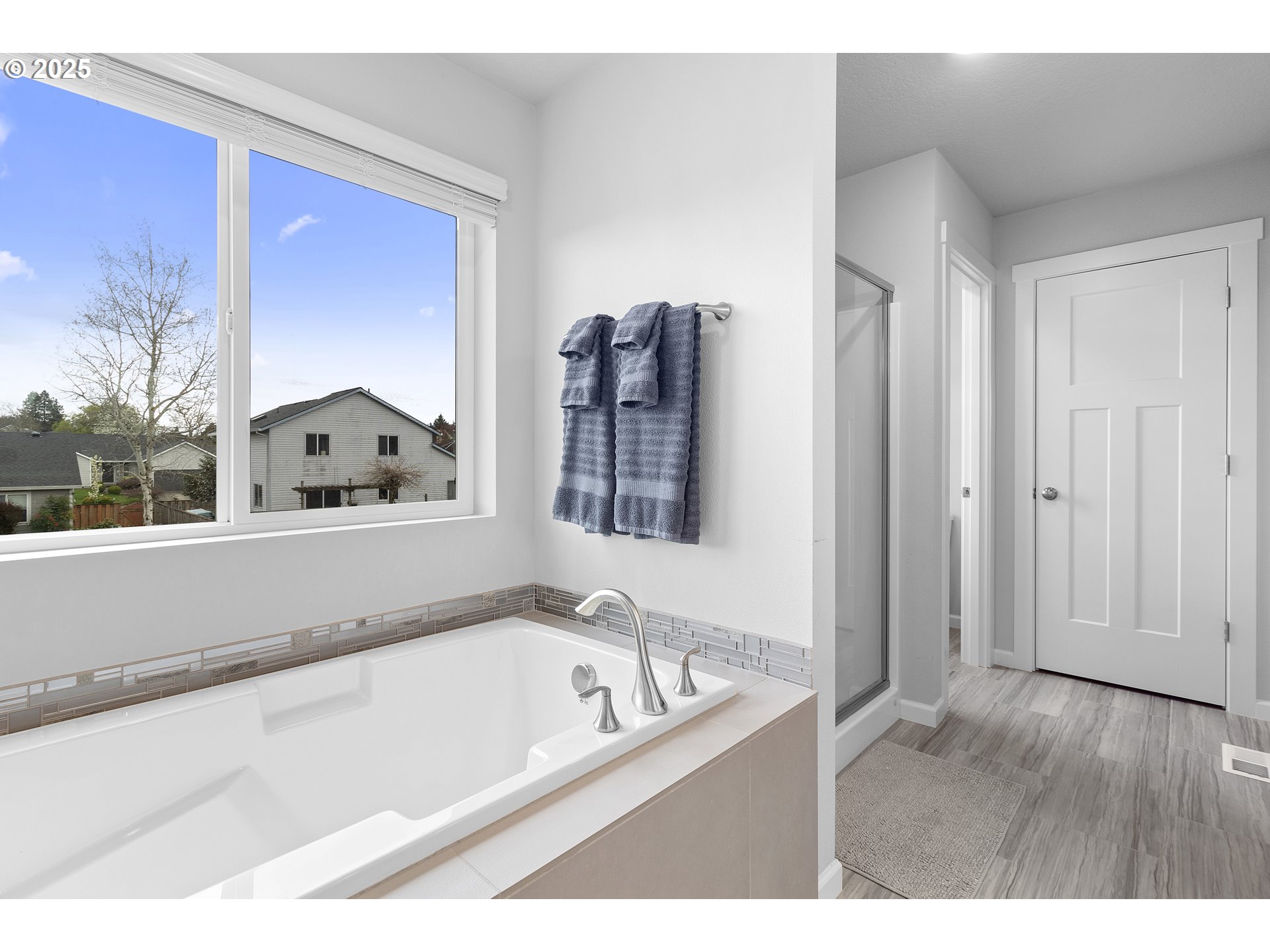 3072 Southeast 25th Street Gresham, OR 97080 - Photo 32 of 48 a bathroom with a tub and mirror
