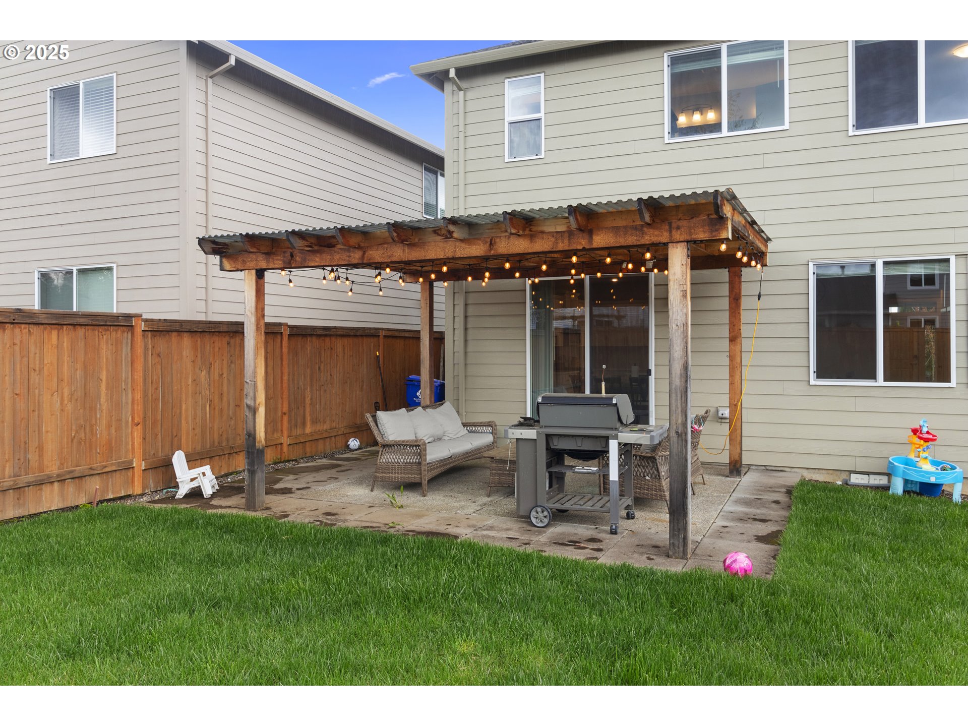 3072 Southeast 25th Street Gresham, OR 97080 - Photo 44 of 48 a backyard of a house with table and chairs