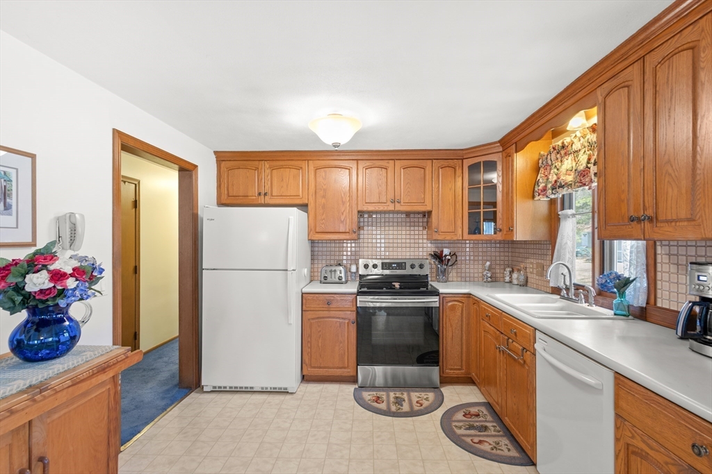 43 Locust Street Bellingham, MA 02019 - Photo 9 of 25