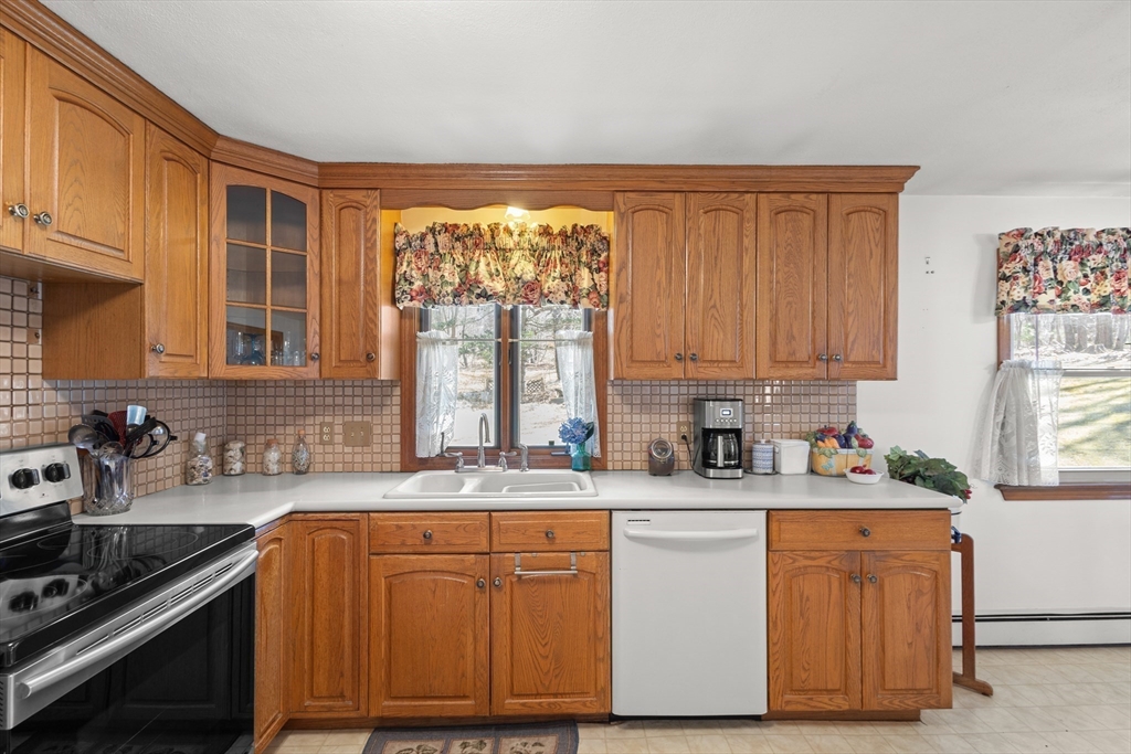 43 Locust Street Bellingham, MA 02019 - Photo 10 of 25