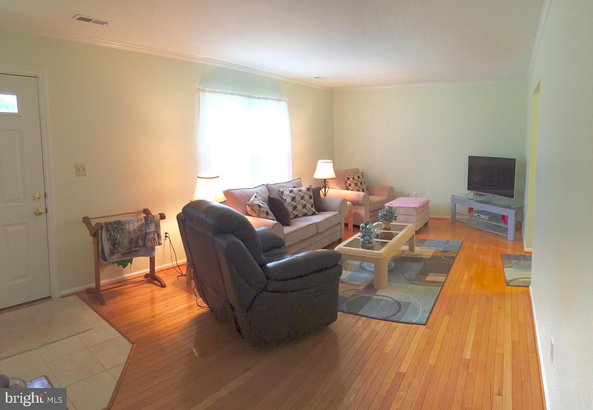 8021 Leland Road Manassas, VA 20111 - Photo 7 of 23 Living Room