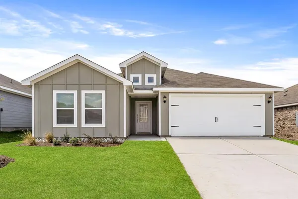 $2,435 | 920 Burlington Avenue, Fort Worth, TX 76108