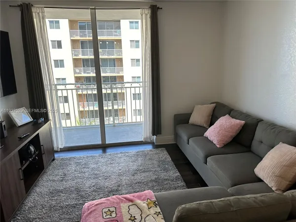$1,900 | 219 Northwest 12th Avenue, Unit 705, Miami, FL 33128