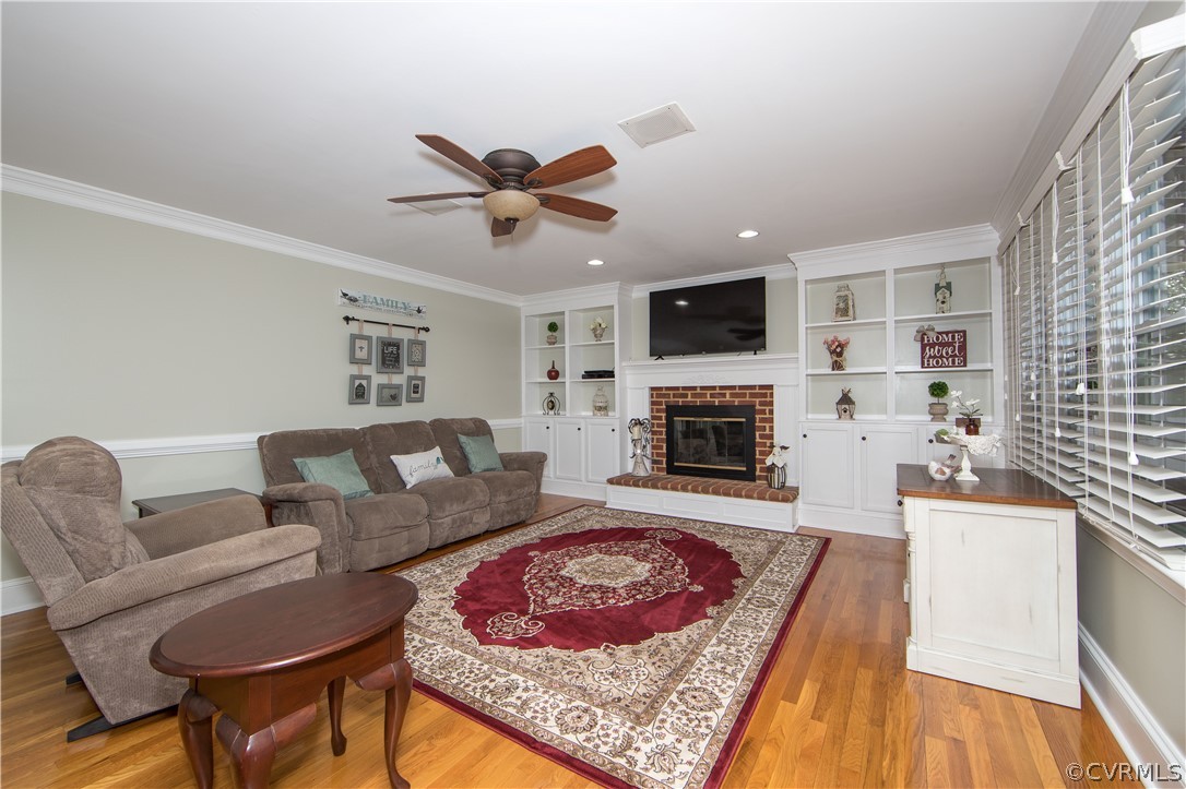 12900 Rivers Bend Road Chester, VA 23836 - Photo 7 of 32 Spacious family room. Notice the crown molding, ch