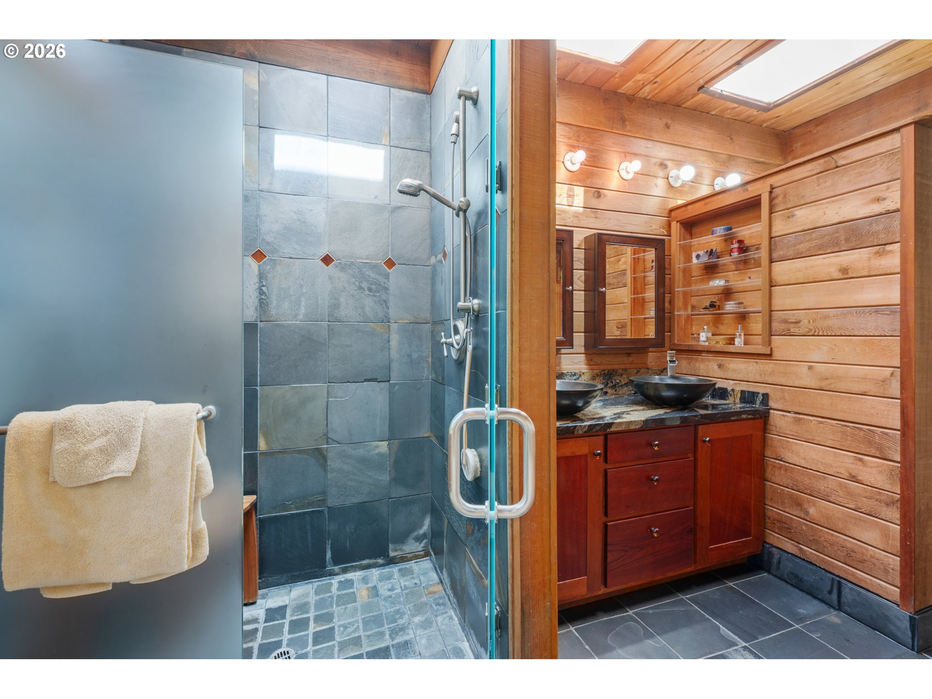 2052 South Shasta Loop Eugene, OR 97405 - Photo 34 of 48 Bathroom, Attached