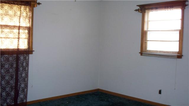 519 West Point Road Lawrenceburg, TN 38464 - Photo 3 of 4 an empty room with a window