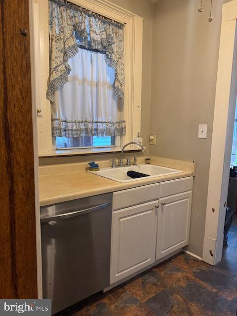 606 Maple Avenue Johnstown, PA 15901 - Photo 19 of 41 a room with a sink and a mirror