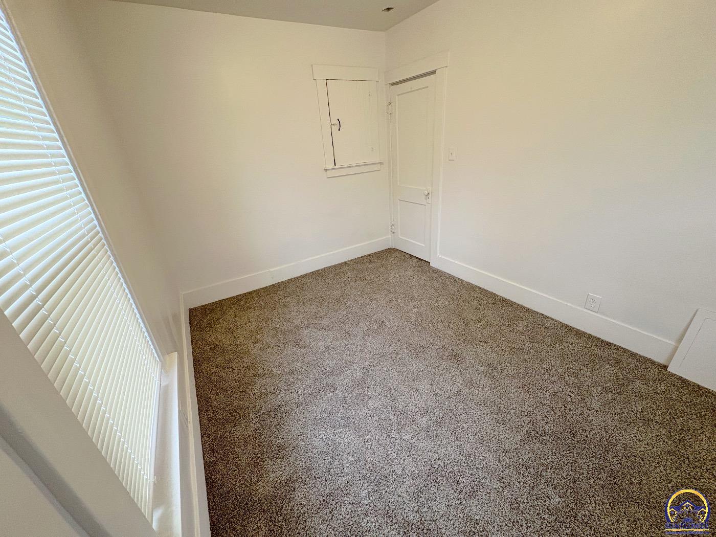 1113 Southwest Hampton Street Topeka, KS 66604 - Photo 10 of 17