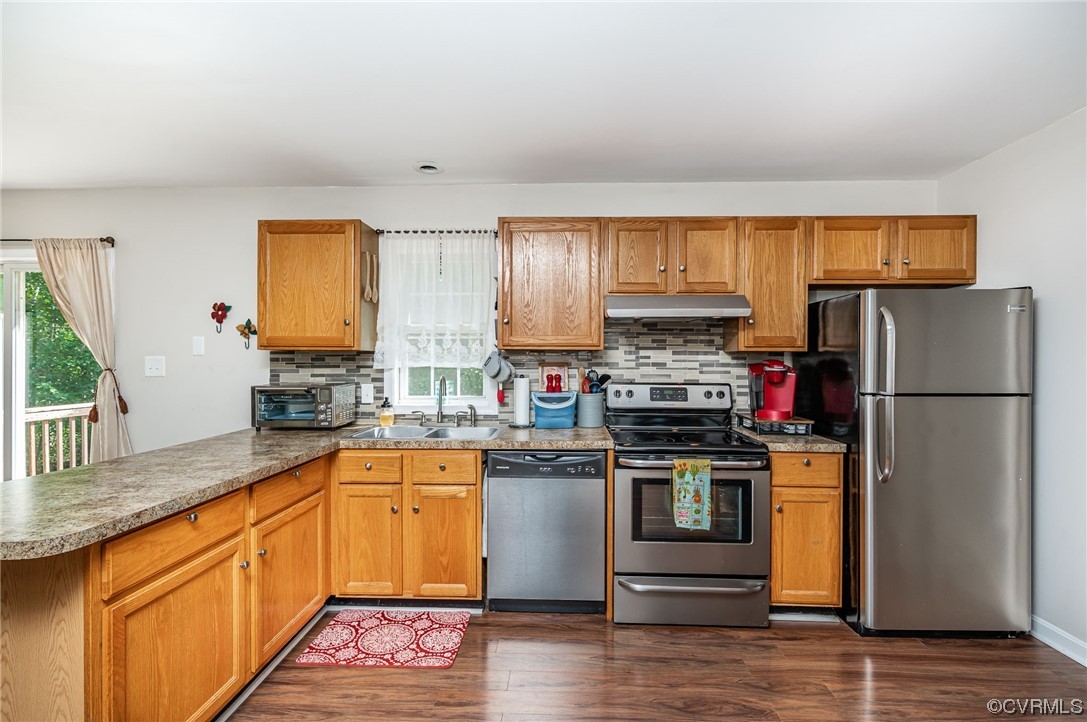 4640 Three Chopt Road Gum Spring, VA 23065 - Photo 12 of 27 a kitchen with stainless steel appliances granite countertop a refrigerator a stove top oven a sink and dishwasher a oven with wooden floor