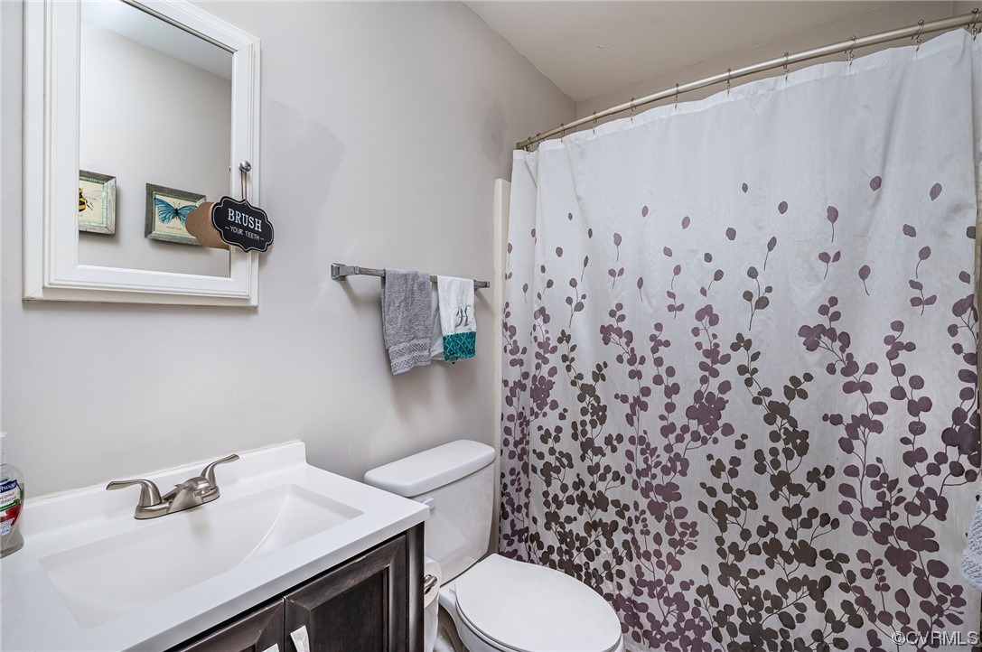 4640 Three Chopt Road Gum Spring, VA 23065 - Photo 15 of 27 a bathroom with a sink toilet and a mirror