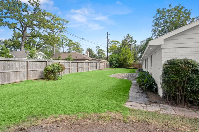 a view of yard with green space