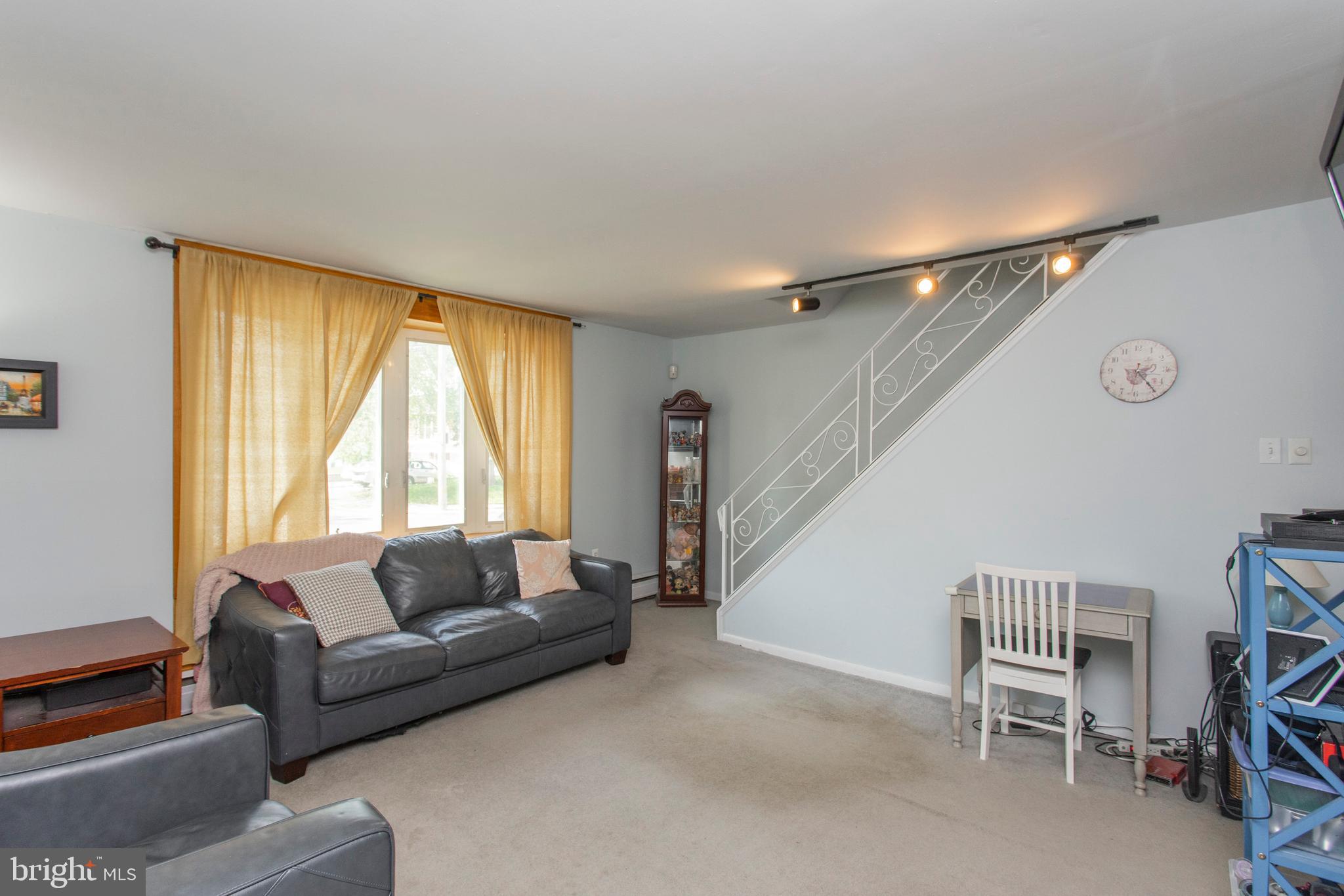 15061 London Road Philadelphia, PA 19116 - Photo 3 of 27 Living Room