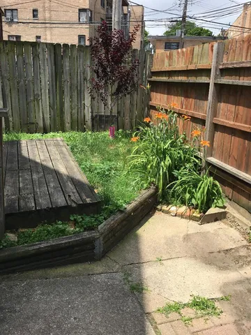 a view of a backyard