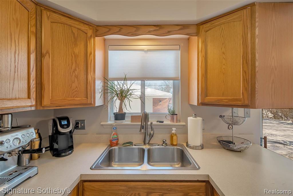 23048 Tuck Road Farmington Hills, MI 48336 - Photo 12 of 36