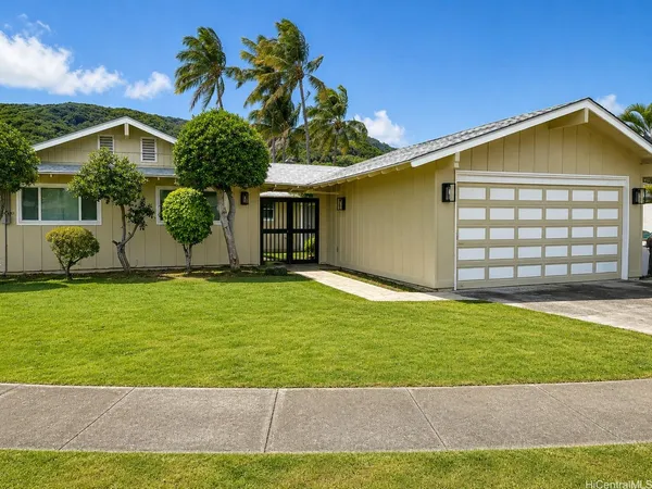 a view of a house with a yard