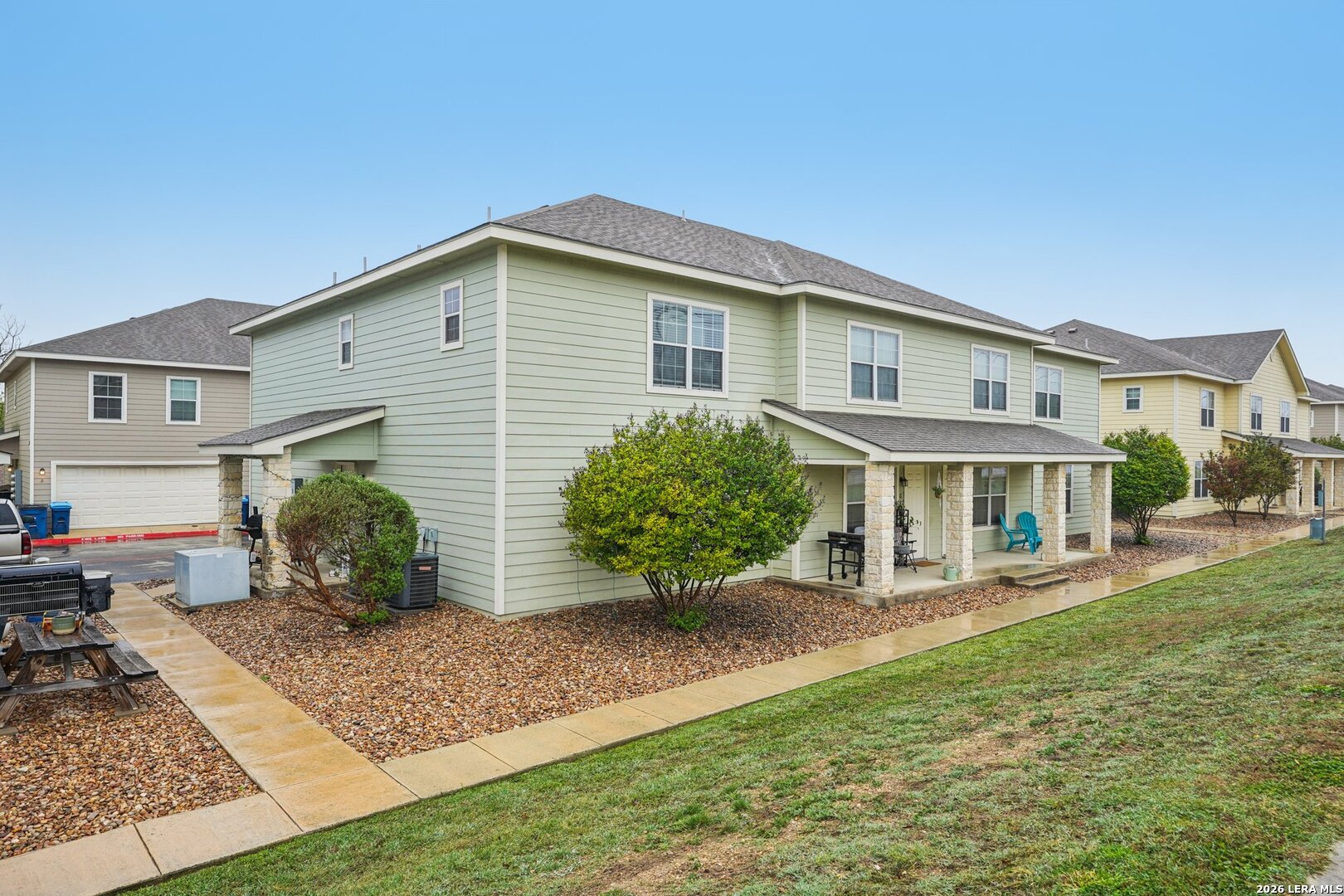 a view of a house with backyard