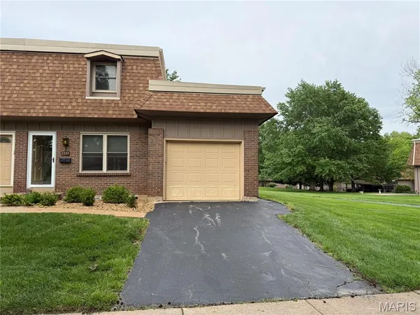 $184,900 | 2350 Charlemagne Drive, Maryland Heights, MO 63043