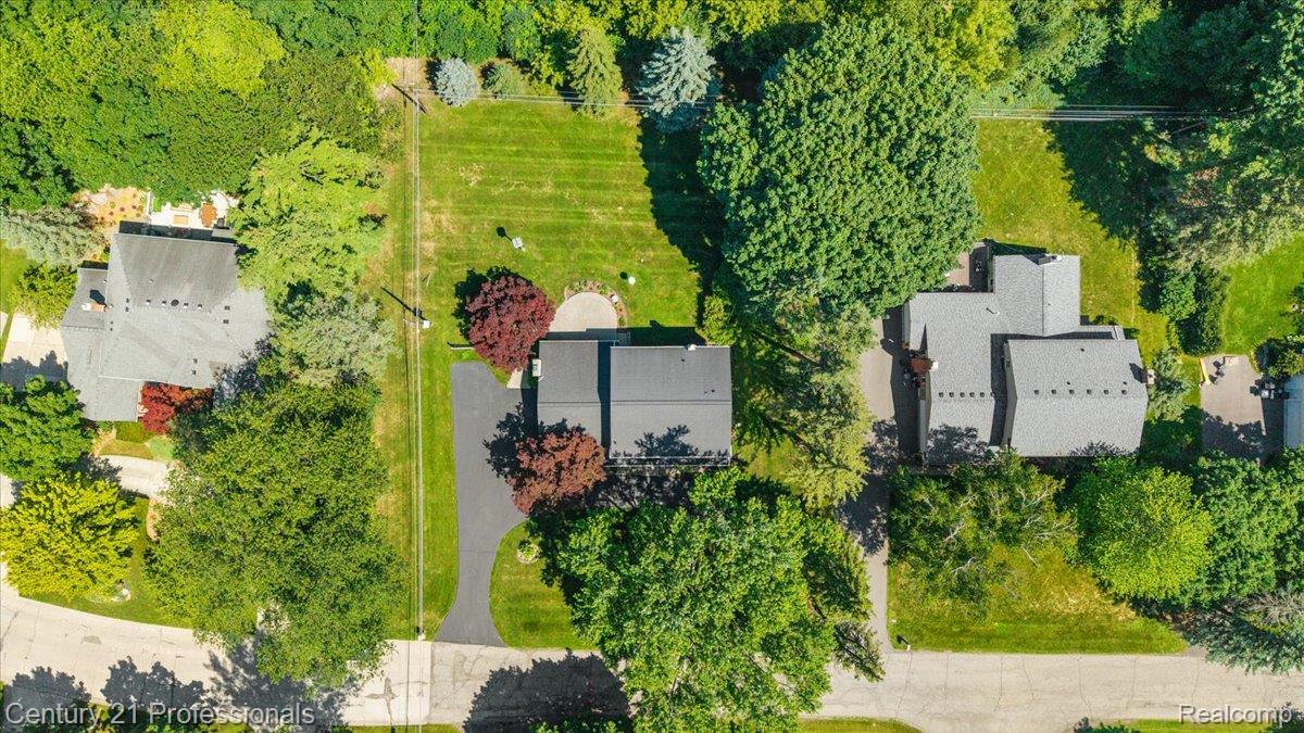 633 Foxhall Road Bloomfield Hills, MI 48304 - Photo 20 of 61 Aerial view showcasing a property with a paved driveway and mature landscaping