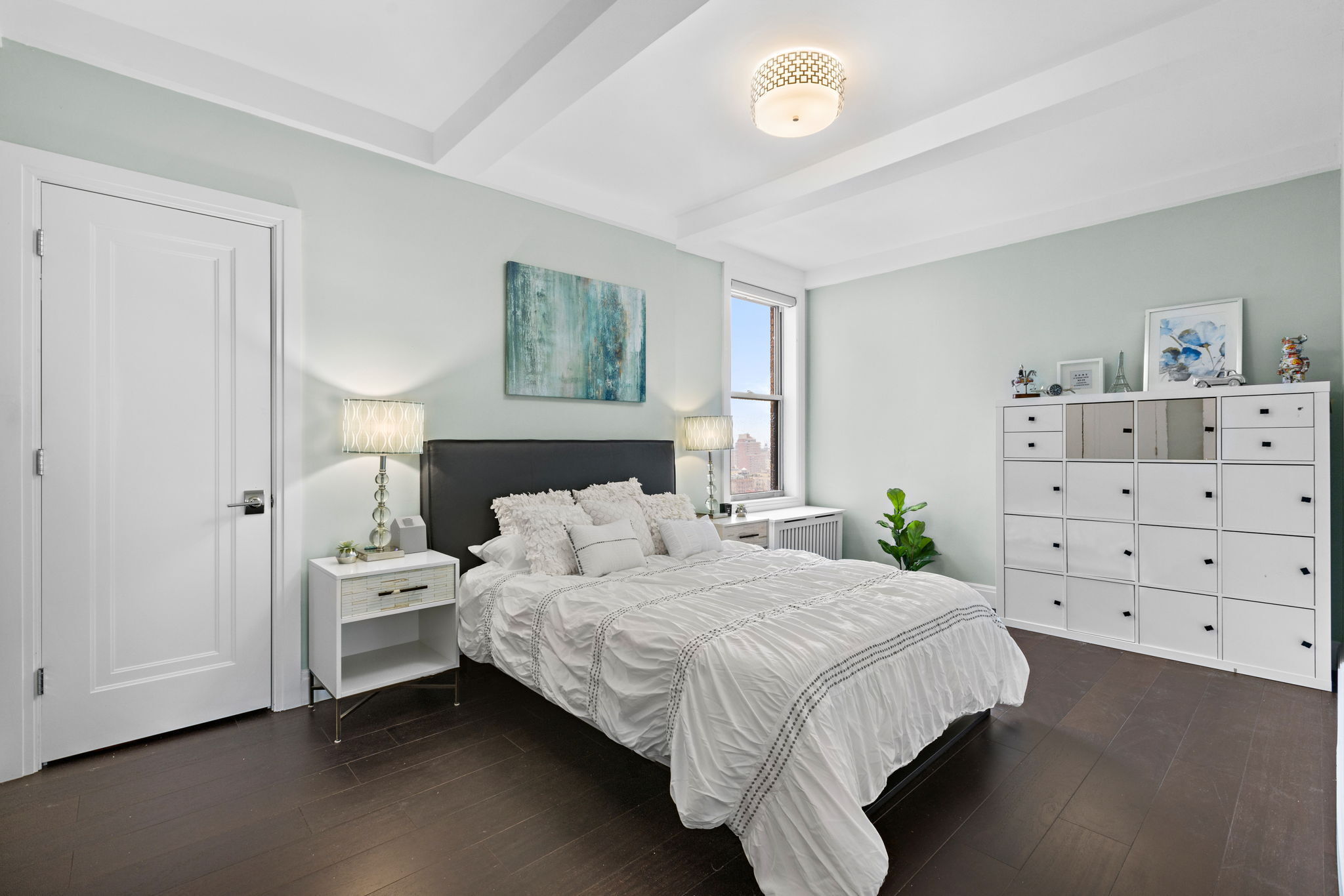 10 West 86th Street, Unit PH15A Manhattan, NY 10024 - Photo 9 of 34 a bedroom with a bed and a window