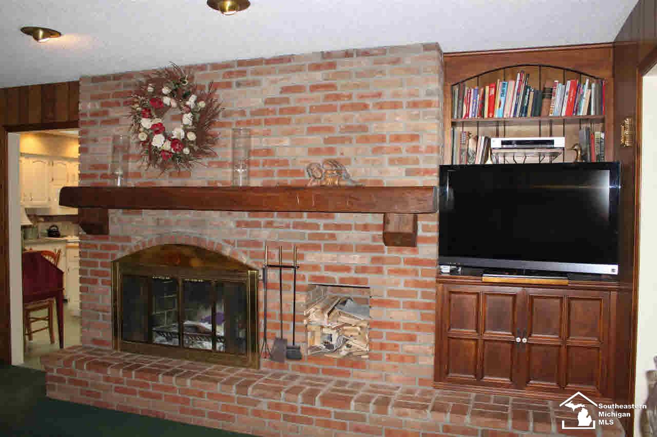 2080 Wells Road Dundee, MI 48131 - Photo 7 of 16 Family Room W/Fireplace