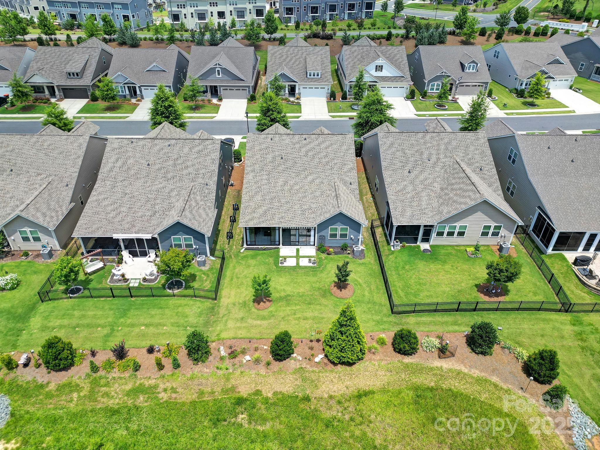 537 Lincoln Quarters Lane Fort Mill, SC 29708 - Photo 37 of 42 an aerial view of multiple houses with a yard