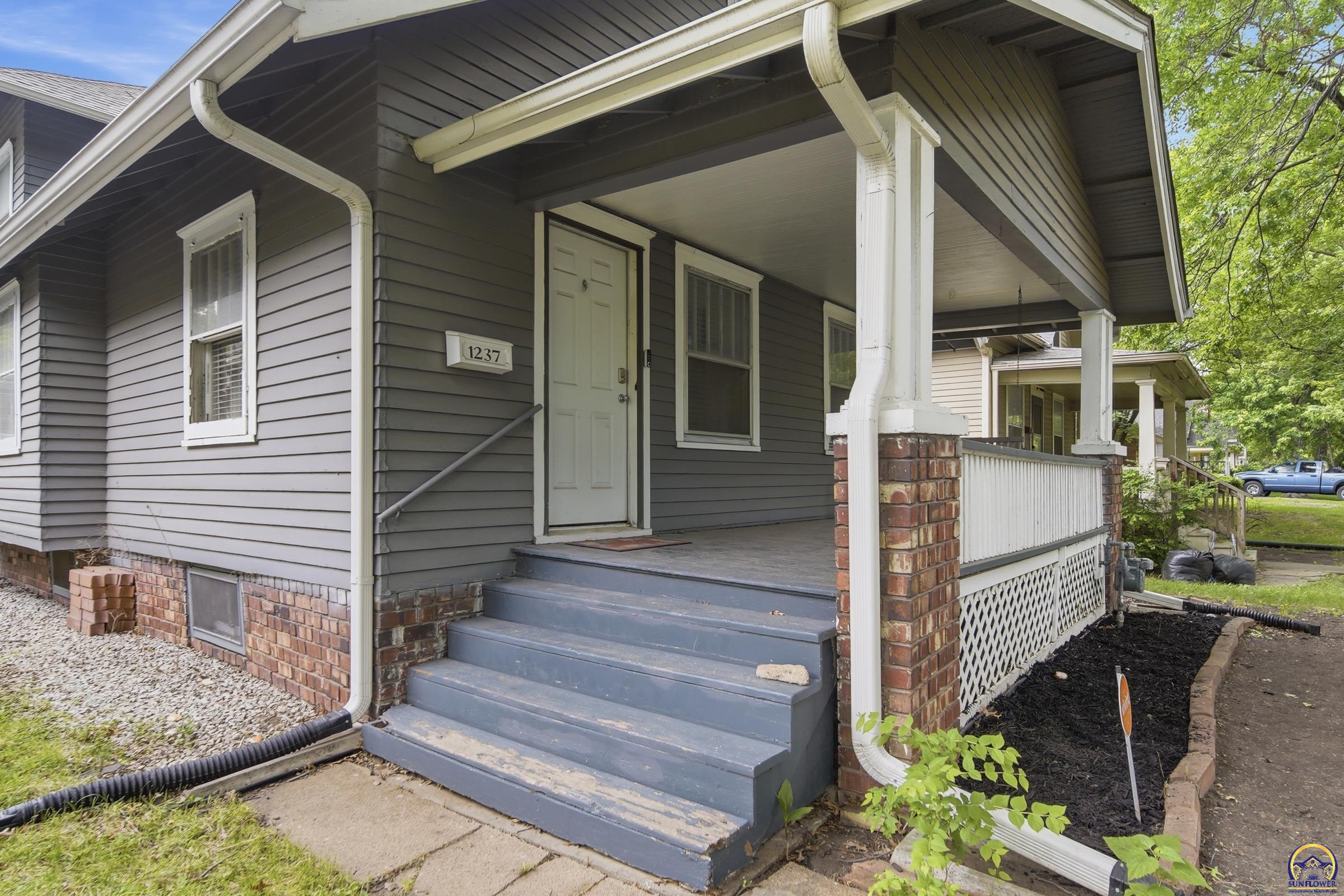 1237 Southwest MacVicar Avenue Topeka, KS 66604 - Photo 2 of 18