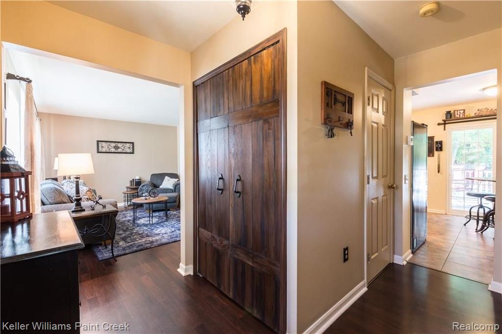 416 Ivy Wood Court Rochester Hills, MI 48307 - Photo 4 of 32