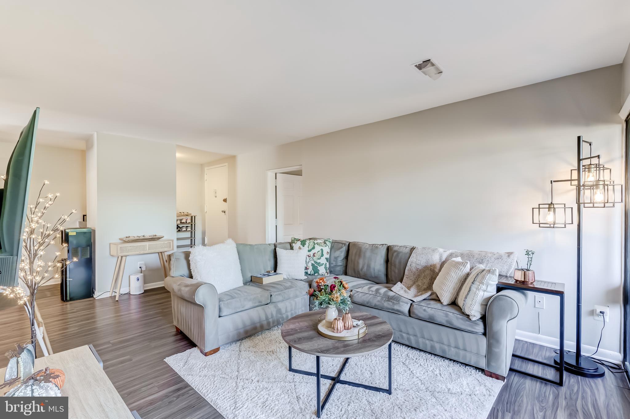11260 Chestnut Grove Square, Unit 339 Reston, VA 20190 - Photo 11 of 51 Living Room