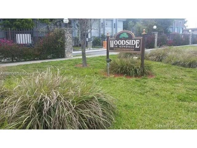 a black and white photo of a building