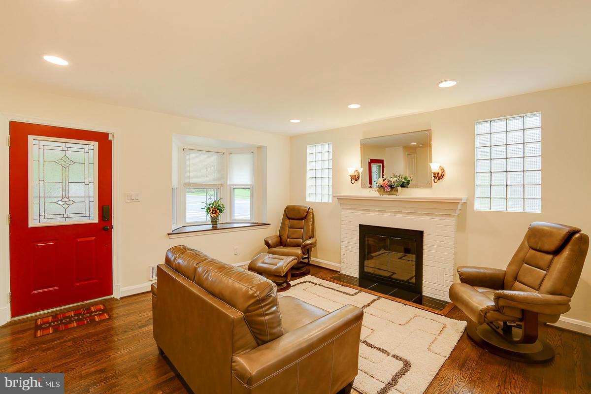 8443 Pleasant Plains Road Baltimore, MD 21286 - Photo 5 of 29 Living Room