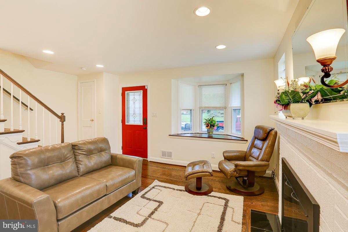 8443 Pleasant Plains Road Baltimore, MD 21286 - Photo 6 of 29 Living Room
