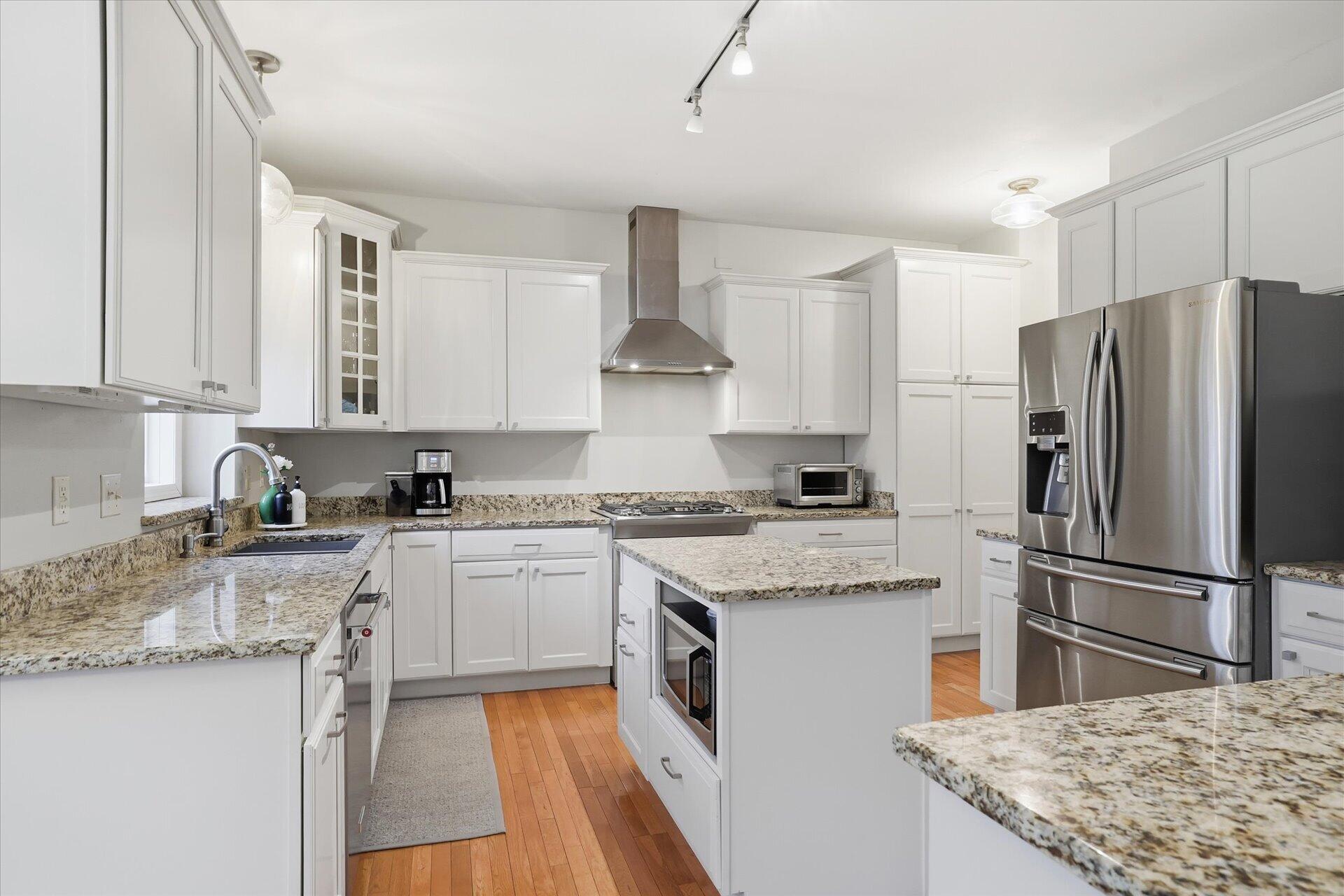 10038 North Cedarburg Road Mequon, WI 53092 - Photo 24 of 82 Kitchen