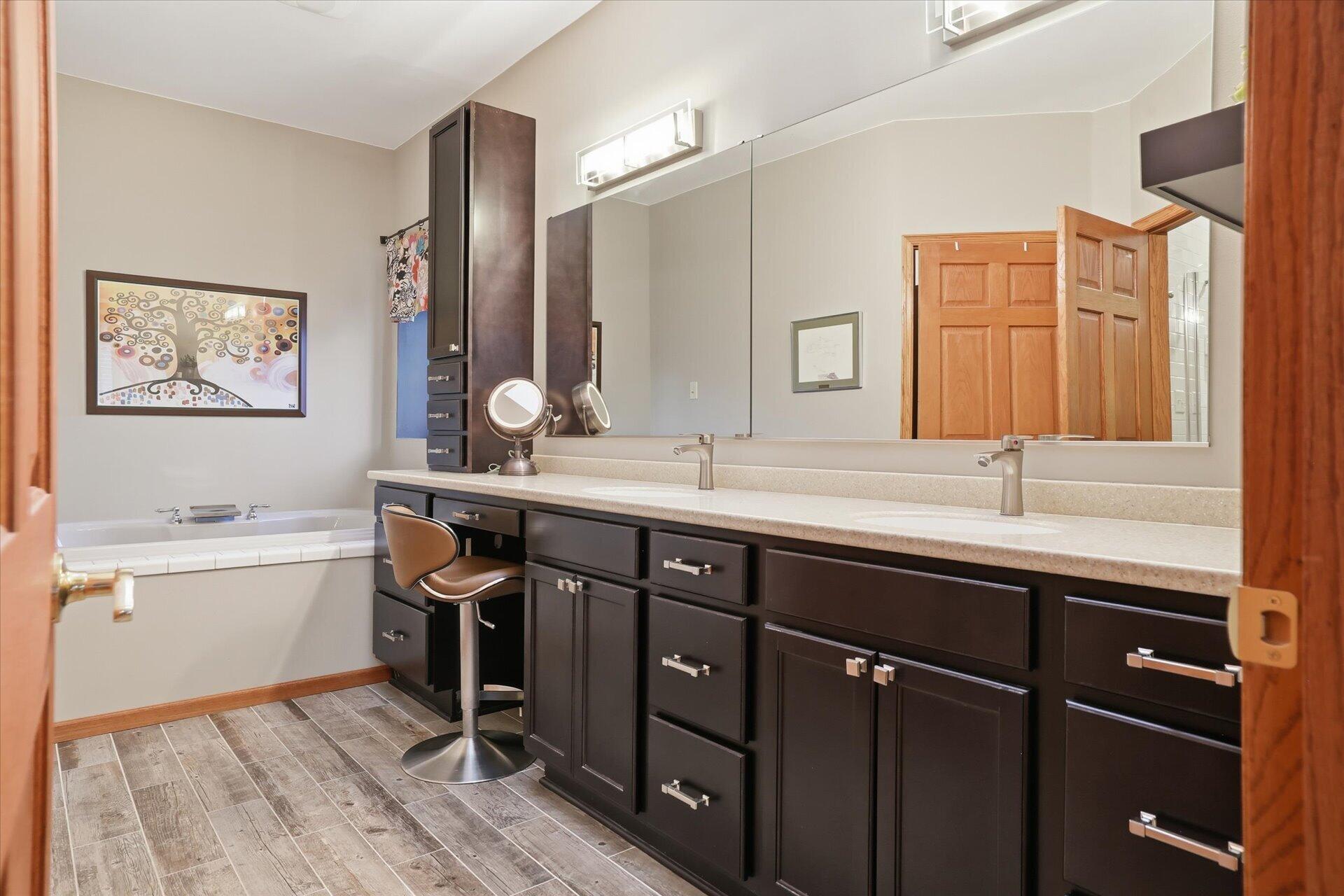 10038 North Cedarburg Road Mequon, WI 53092 - Photo 36 of 82 Ensuite