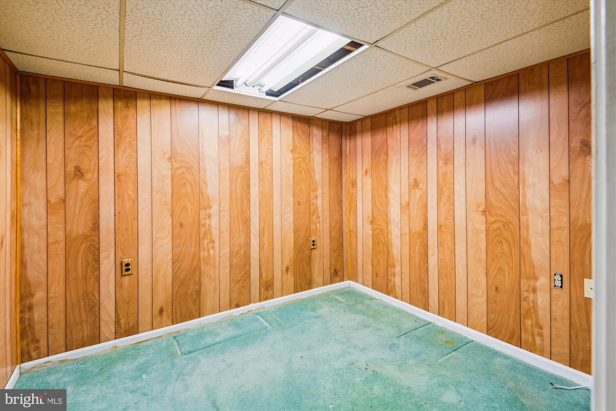 1574 Melanie Road Pasadena, MD 21122 - Photo 27 of 41 a view of a big room with curtain and curtain