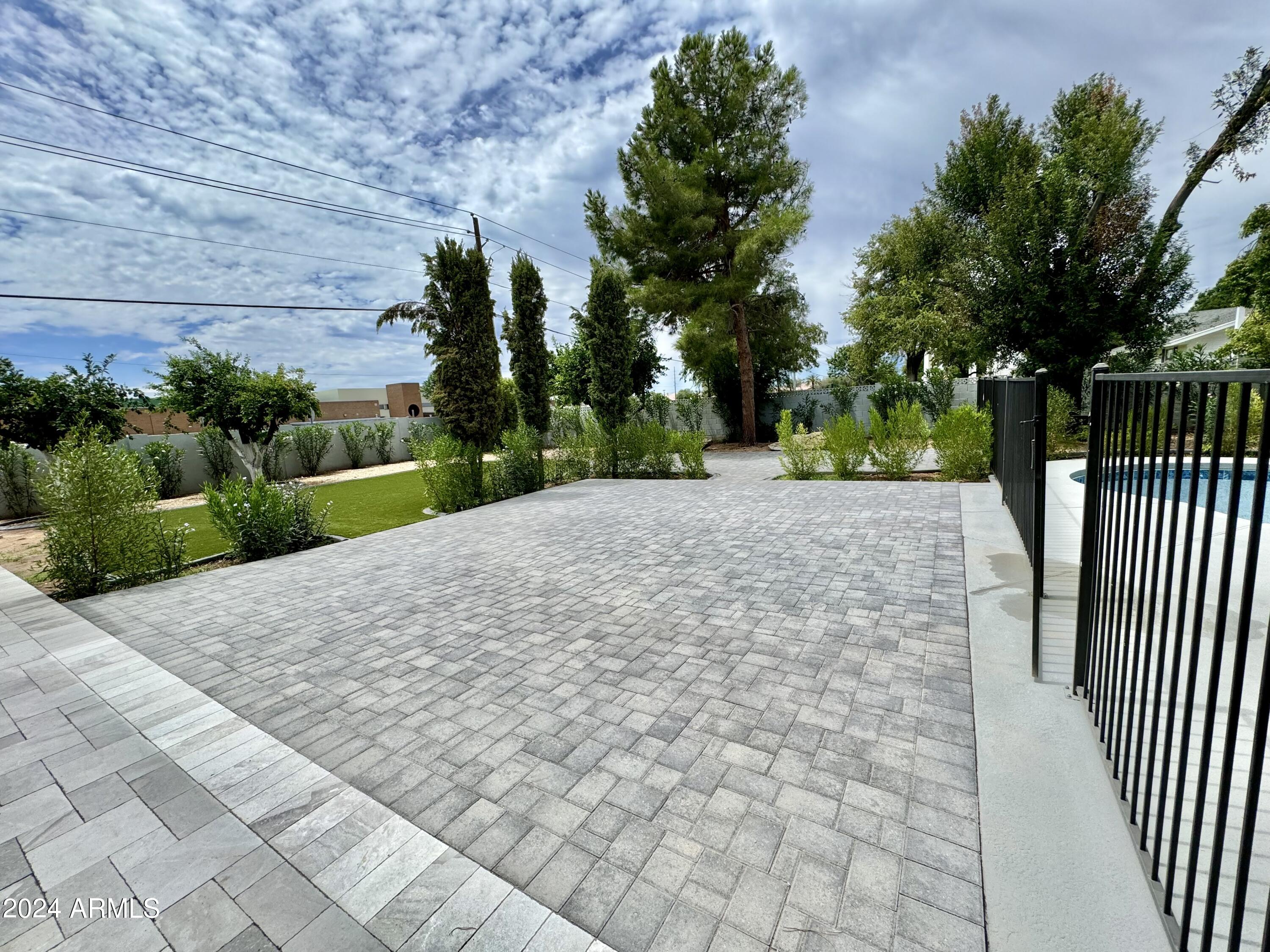 15402 North 57th Street Scottsdale, AZ 85254 - Photo 7 of 35 a view of a backyard with a garden