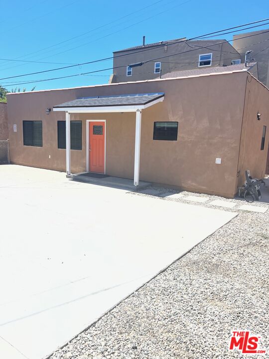 2807 Buckingham Road, Unit 1/2 Los Angeles, CA 90016 - Photo 2 of 10 a house view with a outdoor space
