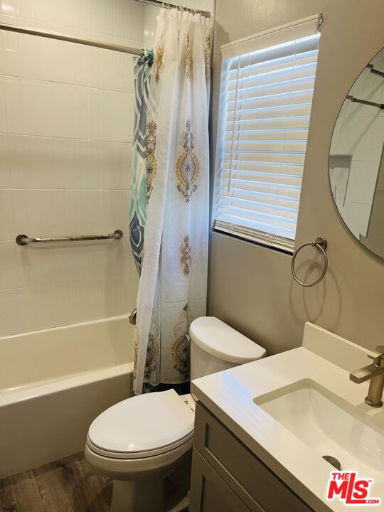 2807 Buckingham Road, Unit 1/2 Los Angeles, CA 90016 - Photo 8 of 10 a bathroom with a sink and a toilet