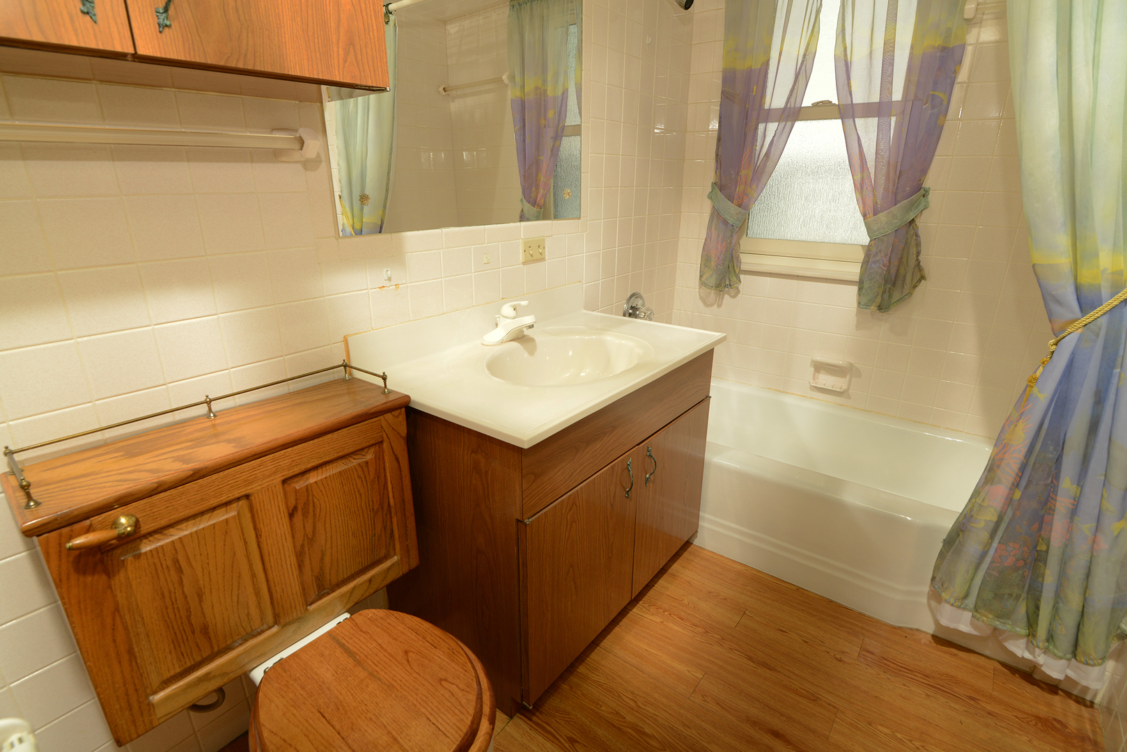 4162 Blanchan Avenue Brookfield, IL 60513 - Photo 26 of 39 a bathroom with a sink toilet and tub
