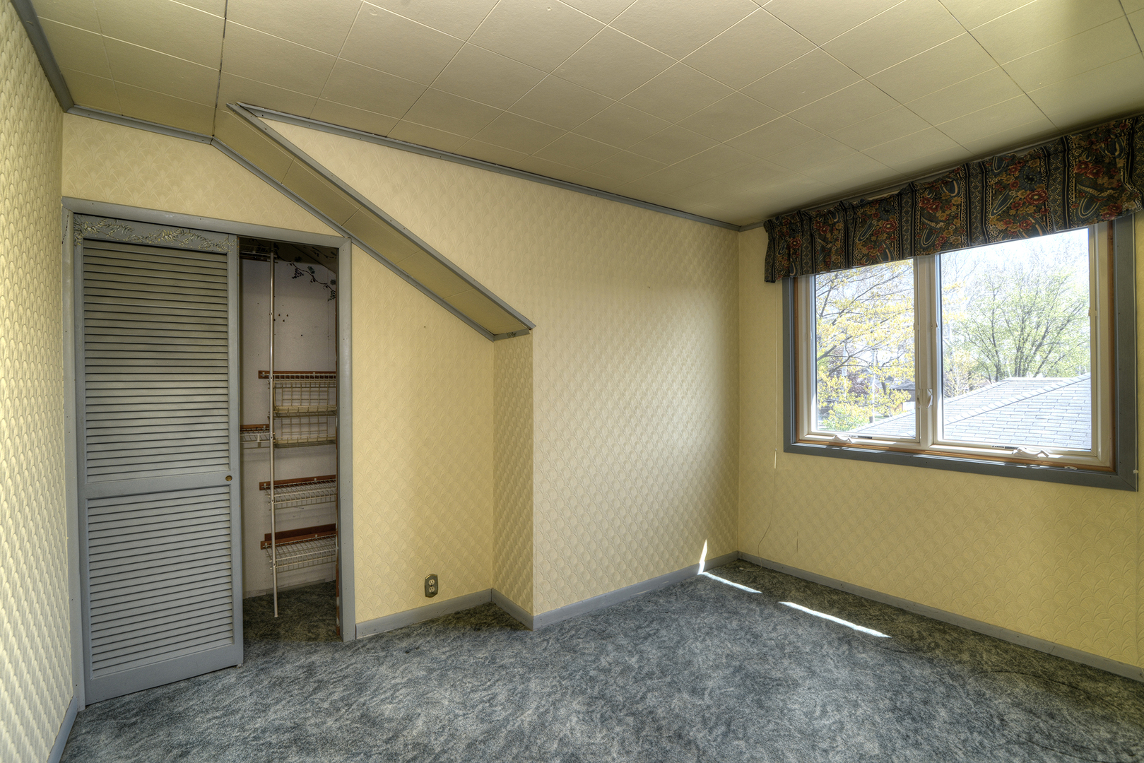 4162 Blanchan Avenue Brookfield, IL 60513 - Photo 32 of 39 a view of an empty room with a window