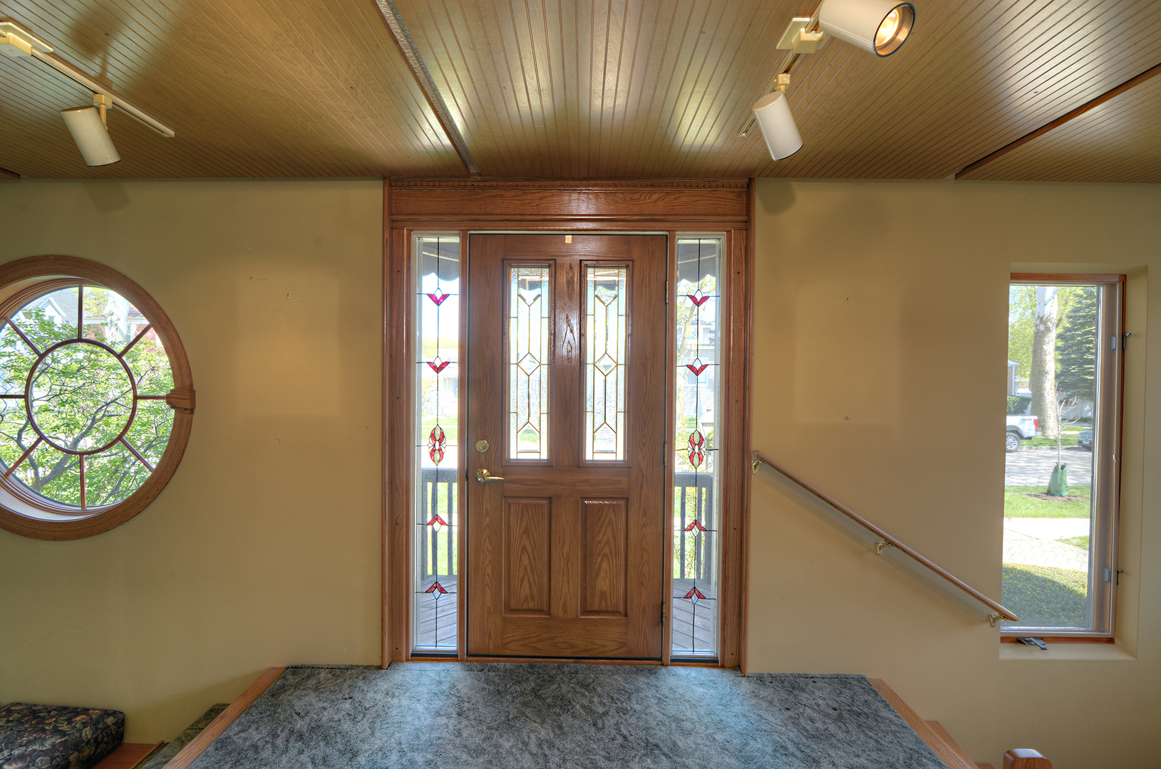 4162 Blanchan Avenue Brookfield, IL 60513 - Photo 7 of 39 a view of an entryway with a carpet