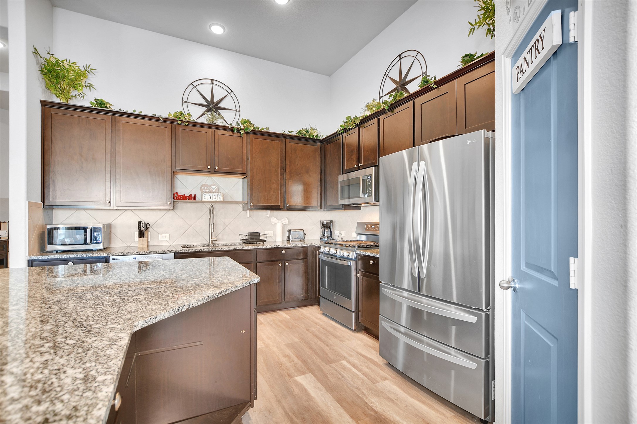 27 Montecito Lane Manvel, TX 77578 - Photo 20 of 49 a kitchen with granite countertop a refrigerator stove top oven and sink