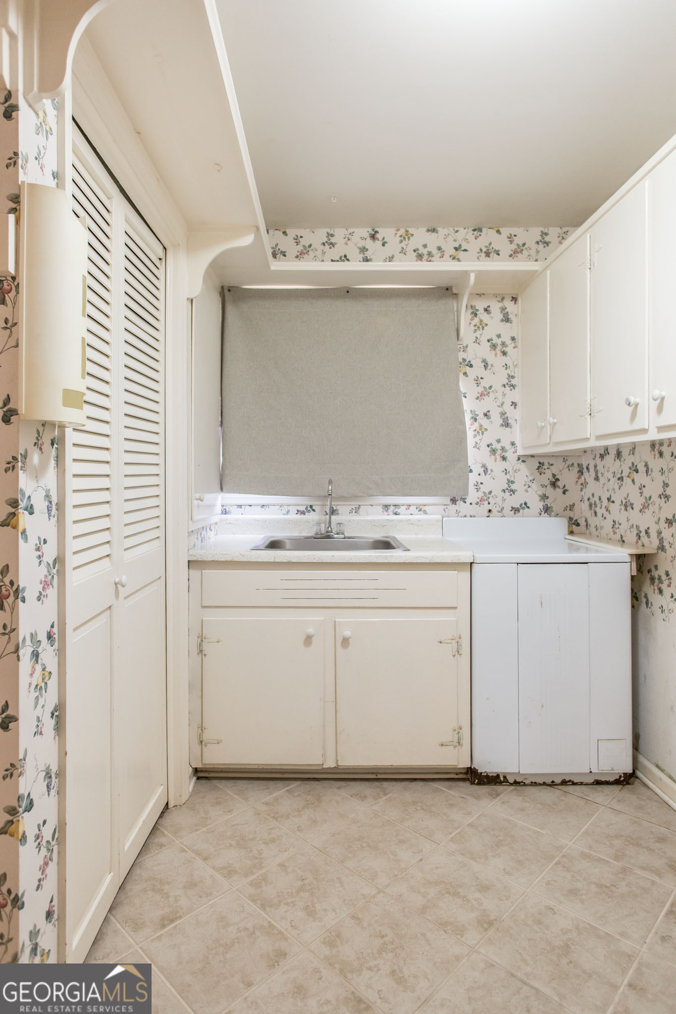 402 Preston Street Waycross, GA 31501 - Photo 16 of 43 a utility room with a sink washer and dryer