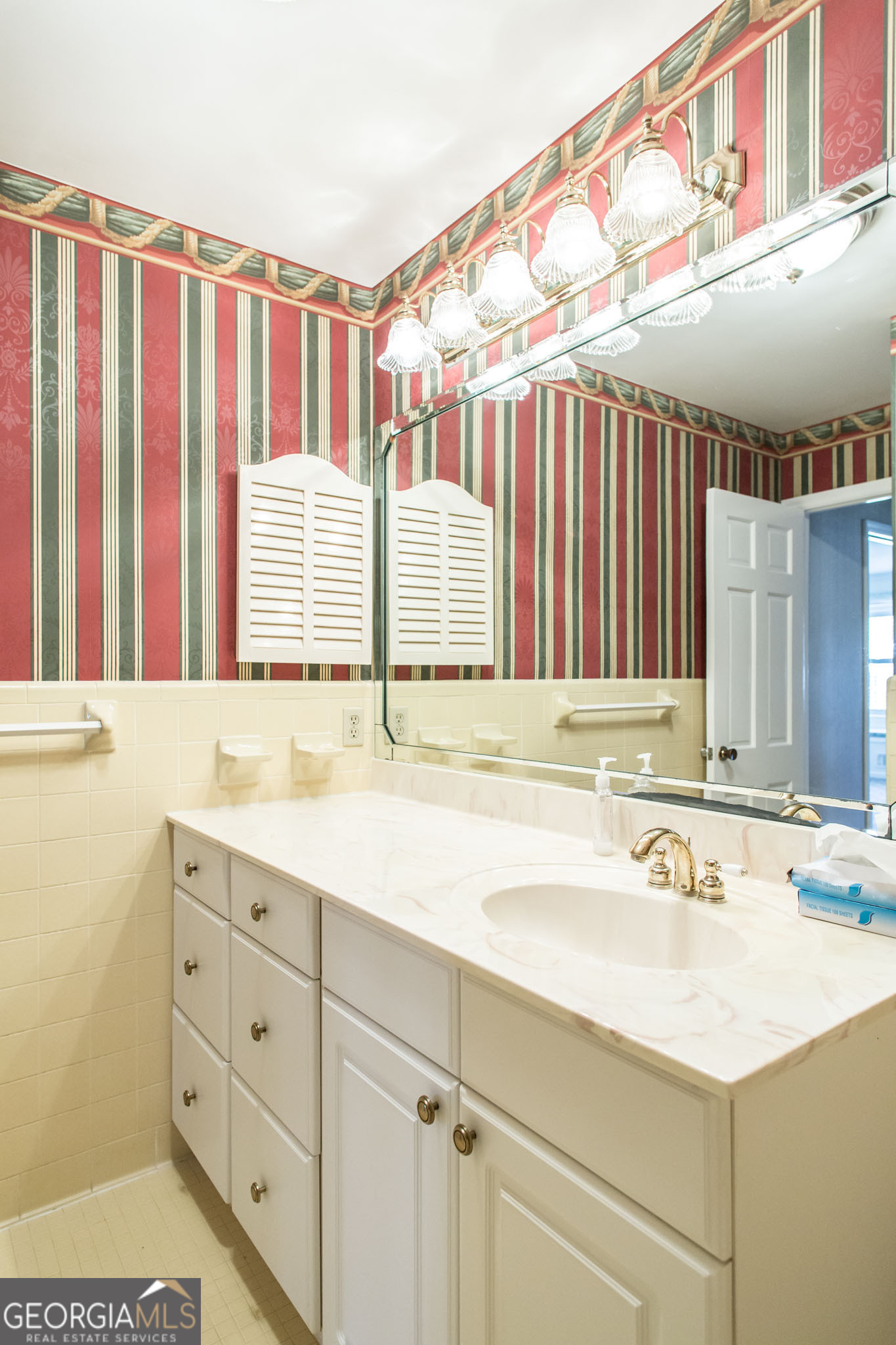 402 Preston Street Waycross, GA 31501 - Photo 27 of 43 a bathroom with a sink and a mirror